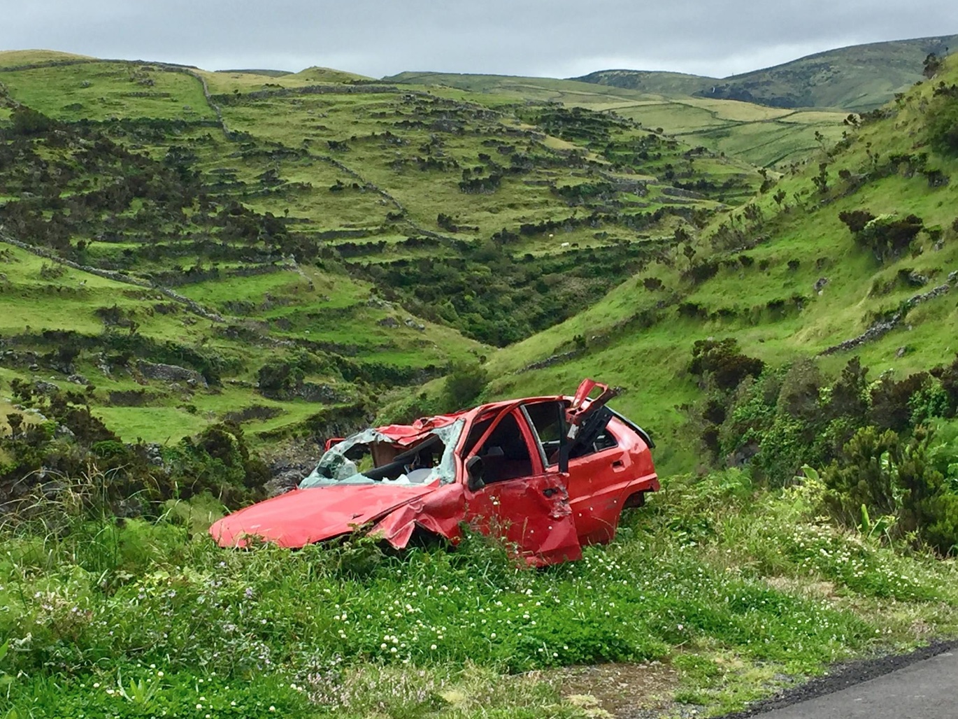 Totalled car of the side of the road; image by Dominika Kwiatkowska, via Pexels.com.