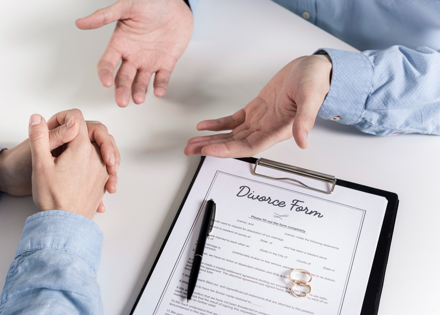 Couple discussing before signing divorce form; image by Freepik, via Freepik.com.